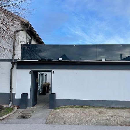 Outlet Center House, Pool-Jacuzzi-Garden-Sundeck Villa Parndorf Buitenkant foto